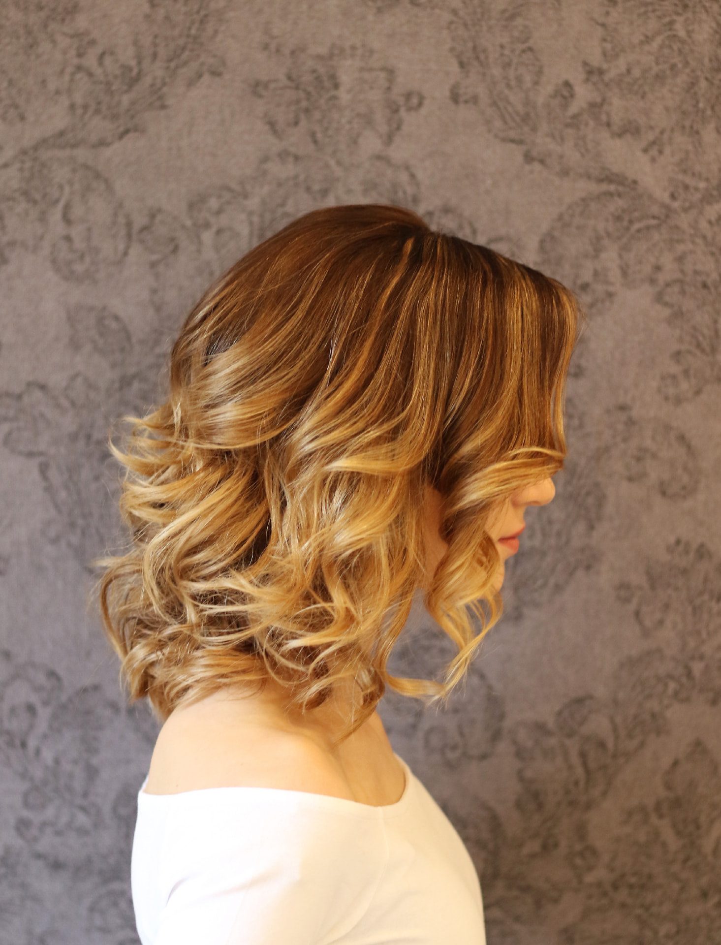 Vlnitý styling s blond melíry